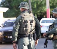 Agentes de la División de Inteligencia y Arrestos ejecutan un allanamiento en el sector Miñi Miñi, en Loíza.