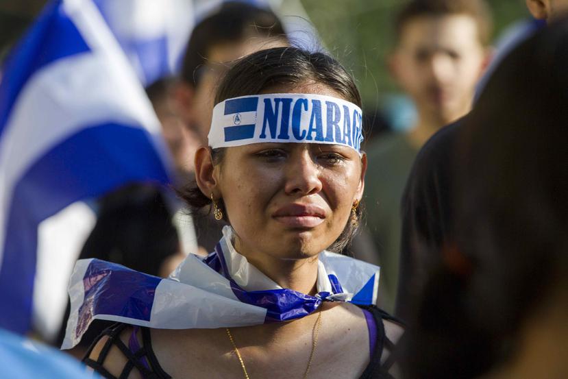 Una joven llora durante una marcha para exigir la liberación de jóvenes detenidos en las protestas contra el presidente Daniel Ortega, en Managua, Nicaragua (EFE/Jorge Torres).