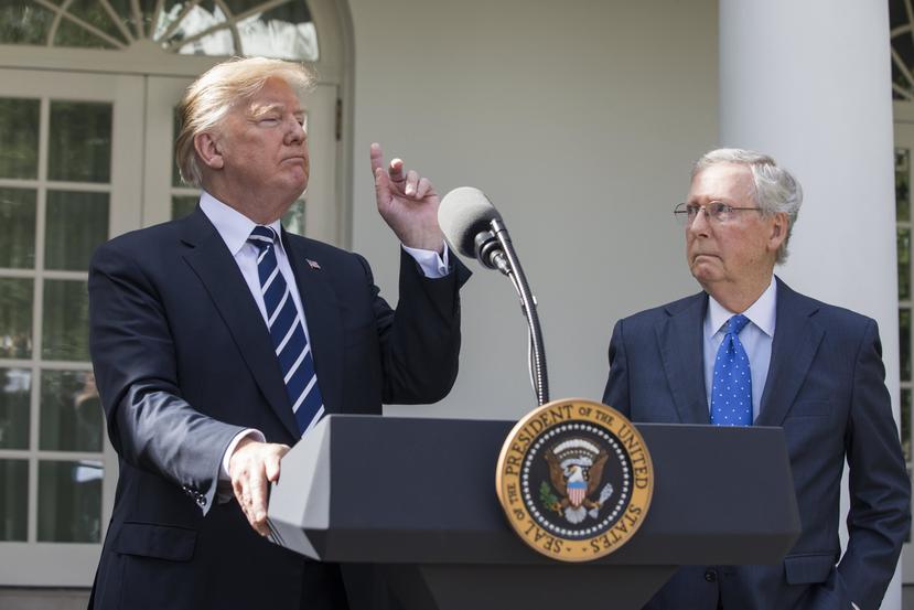 En la imagen aparece el presidente estadounidense, Donald J. Trump, y el líder de la mayoría republicana en el Senado, Mitch McConnell. (EFE)