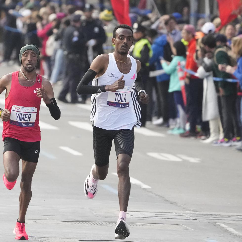 El etÍope Tamirat Tola (derecha) y Jemal Yimer (izquierda) liderando al resto de los competidores durante el Maratón de Nueva York.