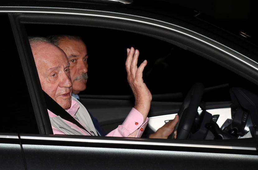 El rey Juan Carlos a su llegada al hospital. (Foto: EFE)