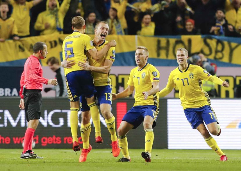
0
1
Jakob Johansson, tercero desde la izquierda, festeja tras marcar un gol para Suecia en el partido contra Italia por el repechaje europeo para la Copa Mundial. (AP)