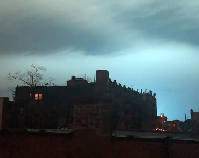 En esta imagen tomada de un video, una luz azul ilumina el cielo nocturno tras una explosión de un transformador eléctrico en el distrito de Queens. (AP / Sophie Rosenbaum)