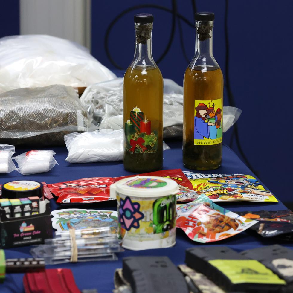 Como parte del material ocupado por la Policía, había armas modificadas ilegalmente y hasta varias botellas de pitorro con sabor a marihuana. 