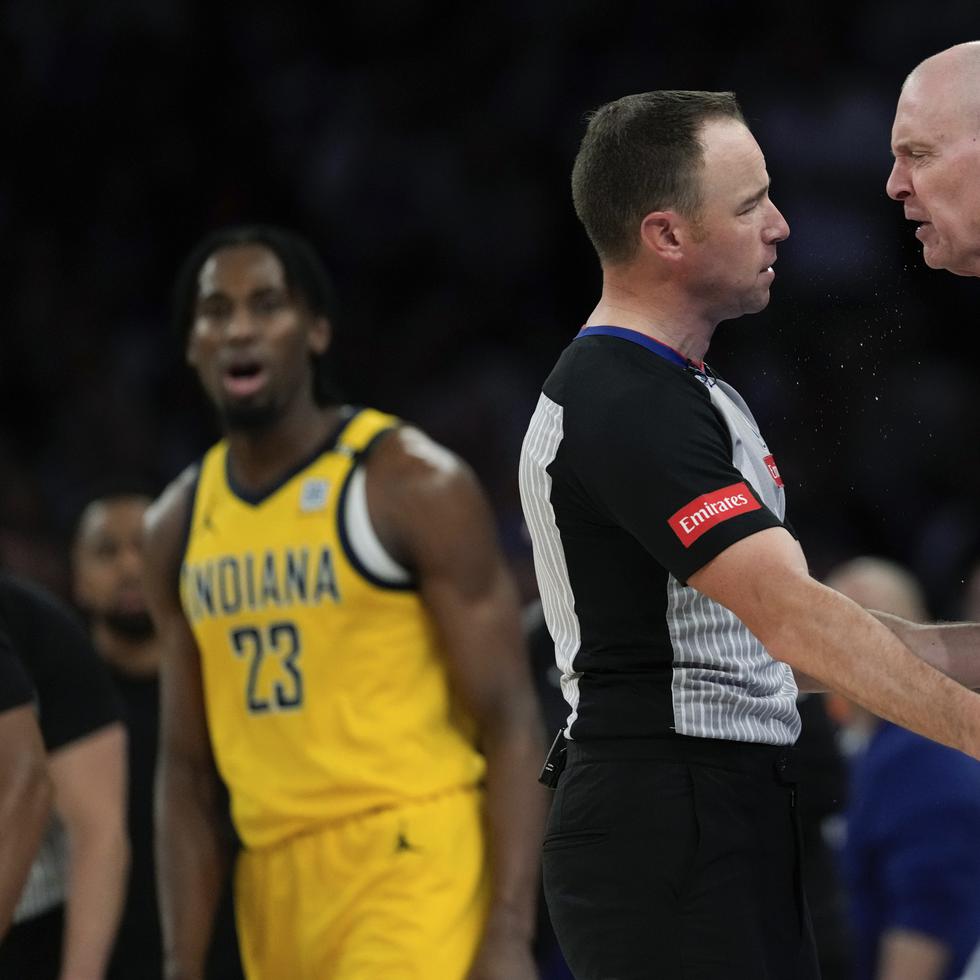 El entrenador de los Pacers de Indiana Rick Carlisle discute con el árbitro durante el juego dos de las semifinales de la Conferencia Este ante los Knicks de Nueva York.