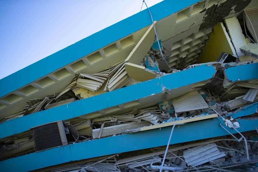 La escuela de tres niveles -con una matrícula de 434 estudiantes- quedó completamente destruida a causa del terremoto registrado la madrugada del 7 de enero de 2020.