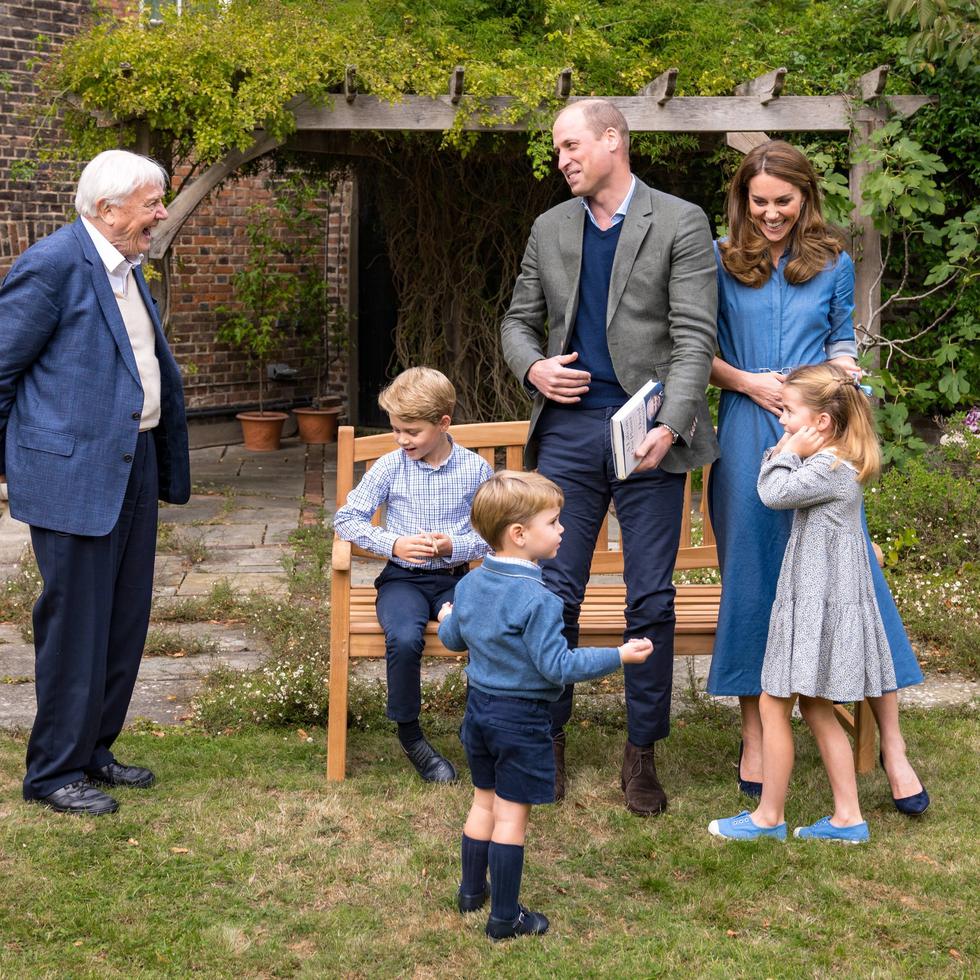 El encuentro de David Attenborough con los duques de Cambridge y sus tres hijos tuvo lugar la semana pasa en el palacio de Kensington. (Foto: EFE)