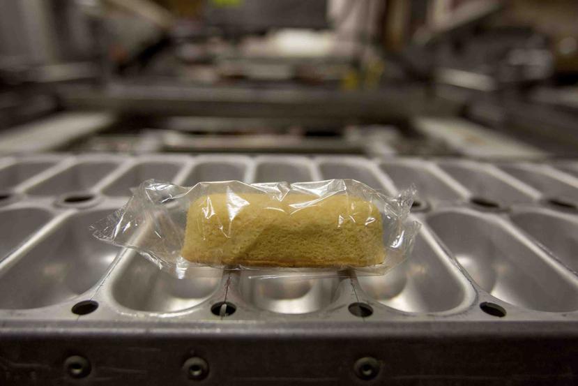 Una línea de producción automatizada con 10 empleados en Emporia, Kansas, puede producir el 95 por ciento de los pastelitos icónicos. (AP)