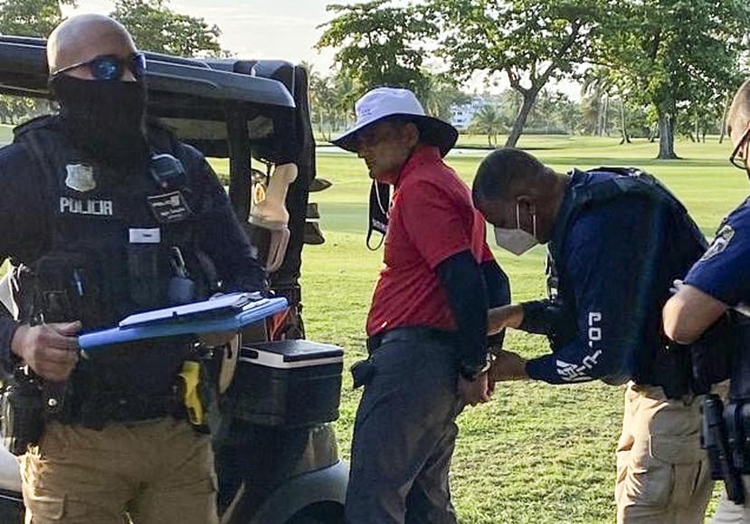 Imagen de archivo del momento en que arrestaron a Salil A. Zaveri tras el incidente en un campo de golf en Río Grande.