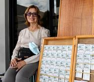 La contadora profesional Áurea Pacheco Rodríguez cuenta cómo es su día a día vendiendo billetes de la Lotería Tradicional en un centro comercial en Ponce.