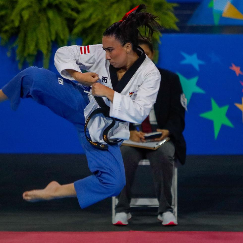 Fabiola Ruiz durante su rutina en los Juegos Centroamericanos y del Caribe que le valió la medalla de plata el pasado martes, y que ahora Centro Caribe Sports le retiró.