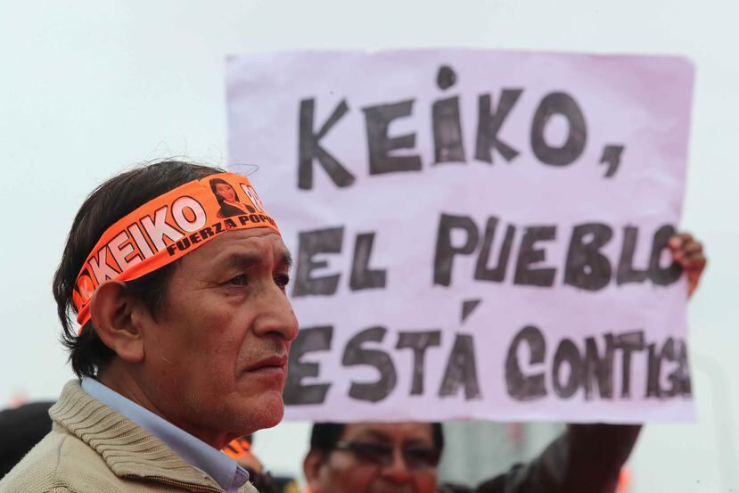 Seguidores del expresidente Alberto Fujimori y de su hija Keiko Fujimori participan en la movilización "Fujimorismo unido, jamás será vencido", en Lima, Perú. (EFE)