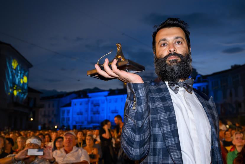El productor iraní Sina Ataeian Dena posa con el premio Golden Leopard, dado a la  películo "Mantagheye bohrani"  ("Critical Zone") del director Ali Ahmadzadeh en el Festival de Cine de Locarno, en Suiza.