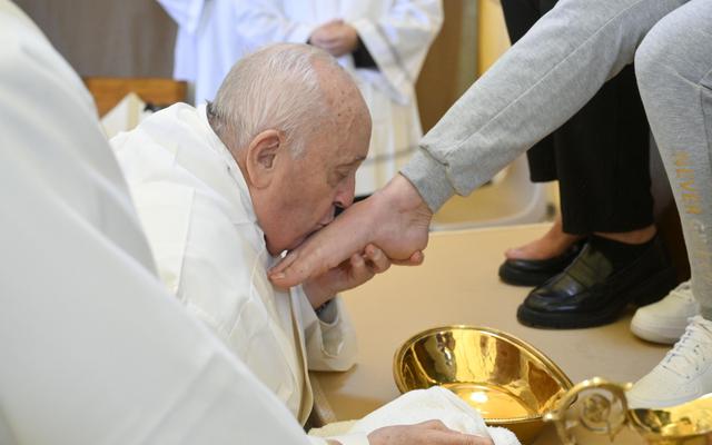 El papa Francisco lava los pies a doce reclusas durante el Jueves Santo