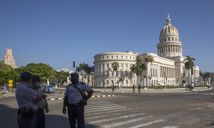 La policía monta guardia cerca del edificio del Capitolio Nacional en La Habana, Cuba.