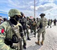 Soldados hacen presencia durante la entrega de dos de los cuatro estadounidenses secuestrados el pasado viernes tras cruzar la frontera en la ciudad fronteriza de Matamoros, hoy, en el municipio de Matamoros en el estado de Tamaulipas (México). EFE/Str
