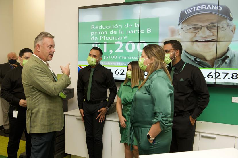 Jim O'Drobinak, CEO de MCS, junto a empleados durante la inauguración de su nuevo centro de servicios en Plaza Las Américas.
