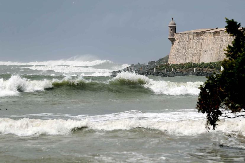 Imagen de aarchivo de marzo de 2018 donde se ven grandes olas golpeando una de las garitas del Castillo San Felipe del Morro. (GFR Media)