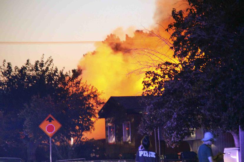 El humo se levanta de un incendio que se desató detrás del restaurante Casa Corona después del terremoto en Ridgecrest, California, el viernes 5 de julio de 2019. (AP)