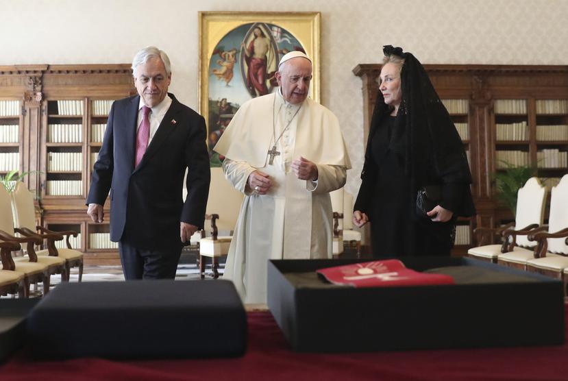 El papa habla durante una reunión con el presidente de Chile, Sebastián Piñera, y su esposa, Cecilia Morel. (AP)