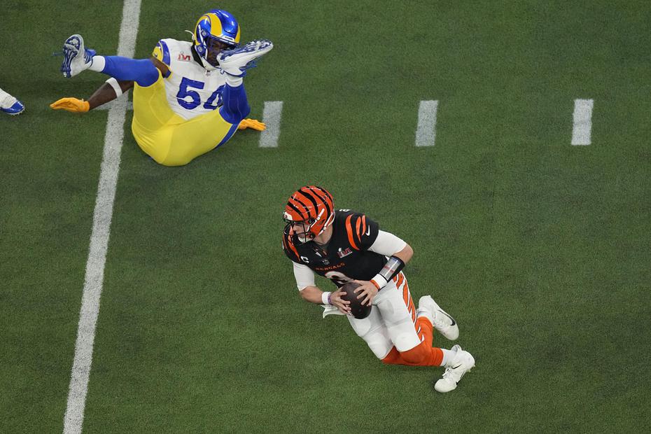 El quarterback de los Bengals, Joe Burrow (9), intenta adelantar el balón. 