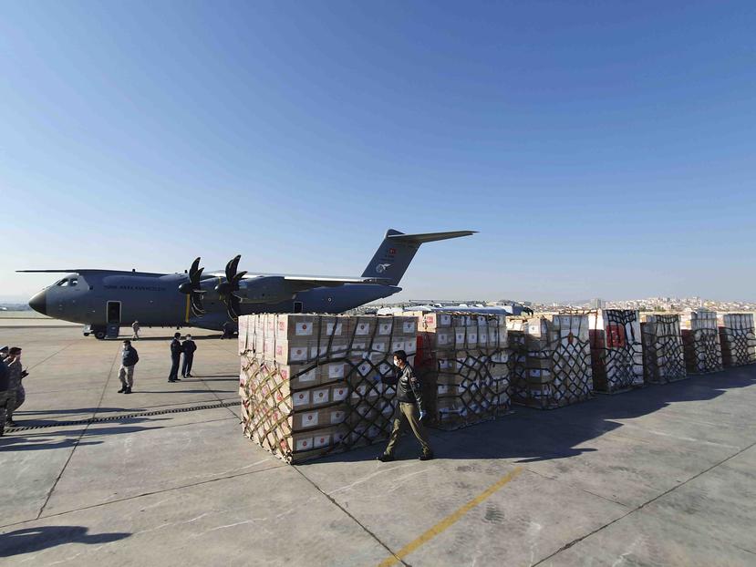 Soldados turcos se preparan para cargan un avión militar con equipos de protección personal donados por Turquía a Estados Unidos. (AP)