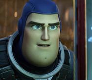 En esta imagen difundida por Disney/Pixar, el personaje de Buzz Lightyear en una escena de la cinta animada "Lightyear".