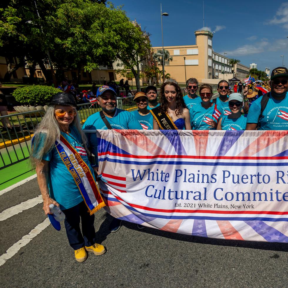 Milagros Lecuona (primera a la izquierda) viajó a Puerto Rico con la delegación de boricuas, residentes en Nueva York, que participó hoy, sábado, en la Parada Puertorriqueña, en Viejo San Juan.