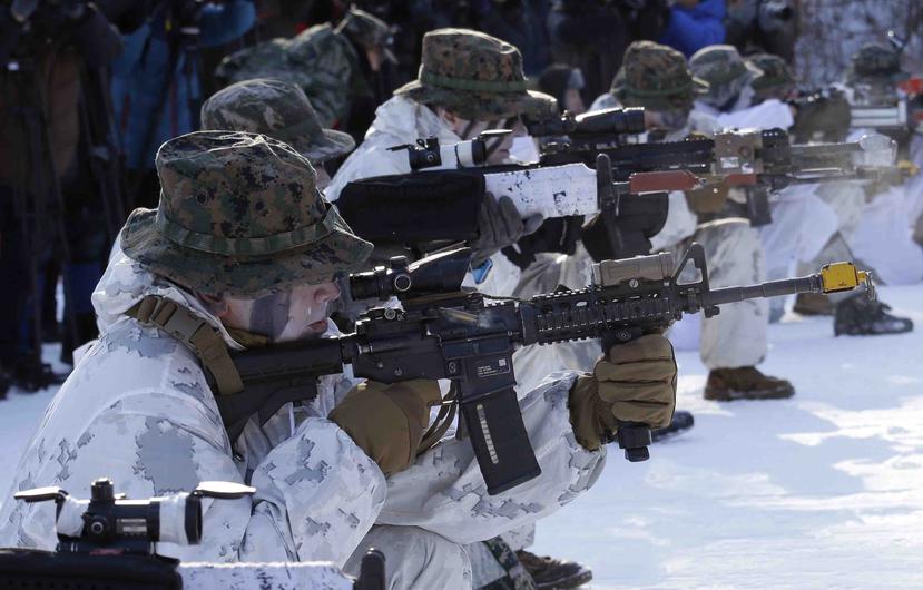 Soldados coreanos y estadounidenses disparan sus armas durante un operativo conjunto. (AP)