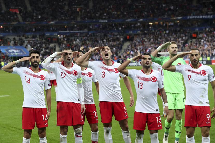 Los jugadores turcos realizan un saludo militar luego de anotar un gol en el choque contra el combinado de Francia. (AP / Thibault Camus)