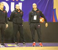 Nelson Colón, dirigente de Puerto Rico (izquierda), junto a sus asistentes técnicos Carlos González (centro) y Rafael "Pachy" Cruz.