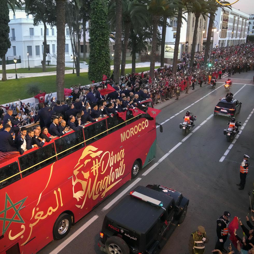 Los miembros de la selección de Marruecos recorren en autobús el centro de Rabat, ante una multitud que feseteja el cuarto puesto mundialista.