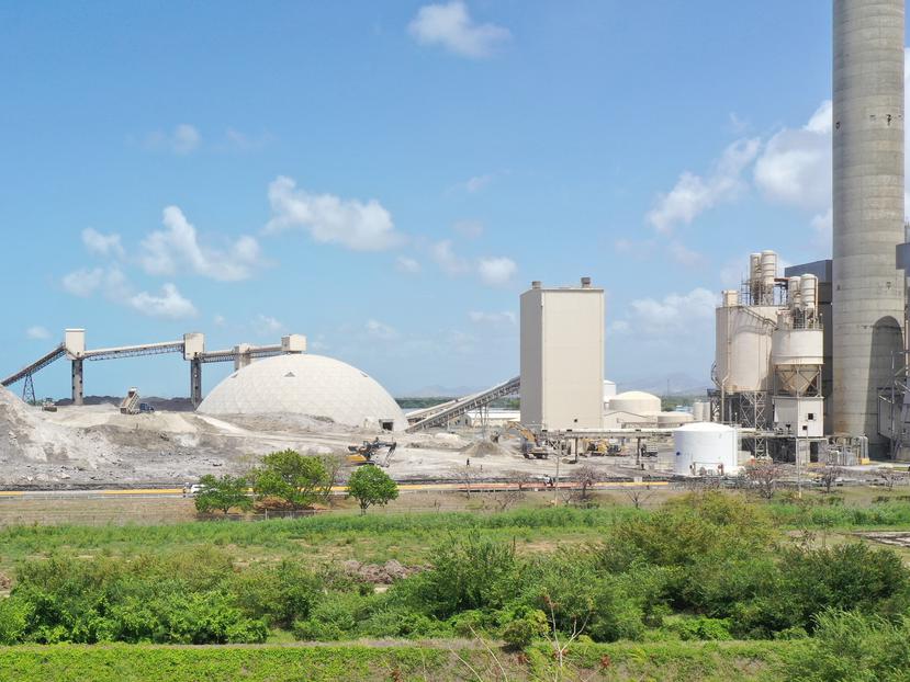 En esta foto, tomada en mayo de 2020, se observa la acumulación de cenizas en la planta de AES en Guayama.