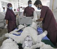 Varios médicos atienden el sábado 5 de septiembre de 2020 a una persona que se quemó al estallar un gasoducto junto a la mezquita en la que se encontraba, en Daca, Bangladesh.