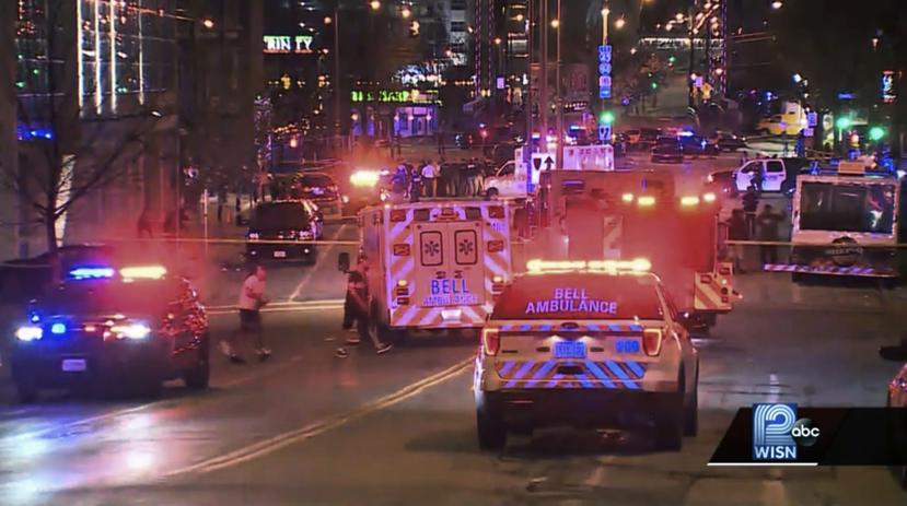 En esta imagen de un video provisto por WISN 12 News, la policía acude a la escena de un tiroteo en Milwaukee.