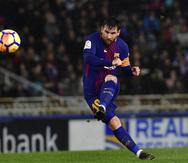 En esta imagen del 14 de enero de 2018, el delantero argentino Lionel Messi anota el cuarto gol del Barcelona en un partido de La Liga española ante la Real Sociedad en el estadio Anoeta, en San Sebastián, España.