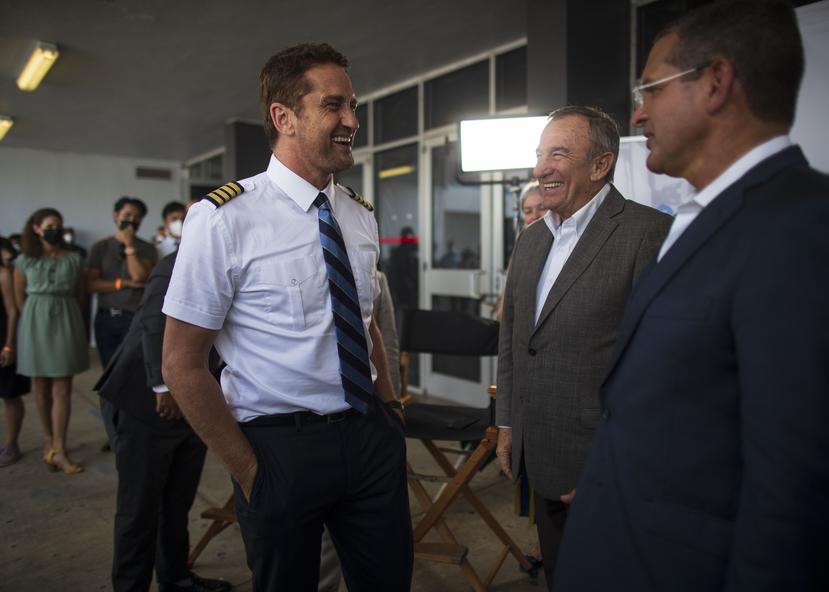 El actor Gerard Butler, a la izquierda, intercambia impresiones con Manuel Cidre y Pedro Pierluisi al finalizar una conferencia de prensa en el Coliseíto Pedrín Zorrilla, en la cual se habló de la filmación en la isla de la película "The Plane".