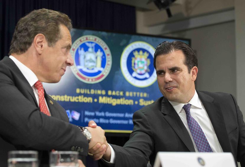 El gobernador Ricardo Rosselló Nevares saluda al gobernador del estado de Nueva York, Andrew Cuomo (der.). (AP / Mark Lennihan)