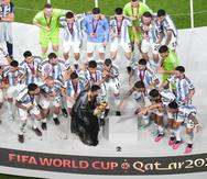 Los jugadores de Argentina celebran en el podio.