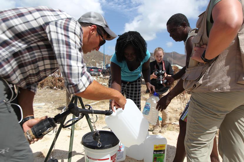 Personal de las Fuerzas Armadas de EE.UU. desalinizan agua para repartir.
