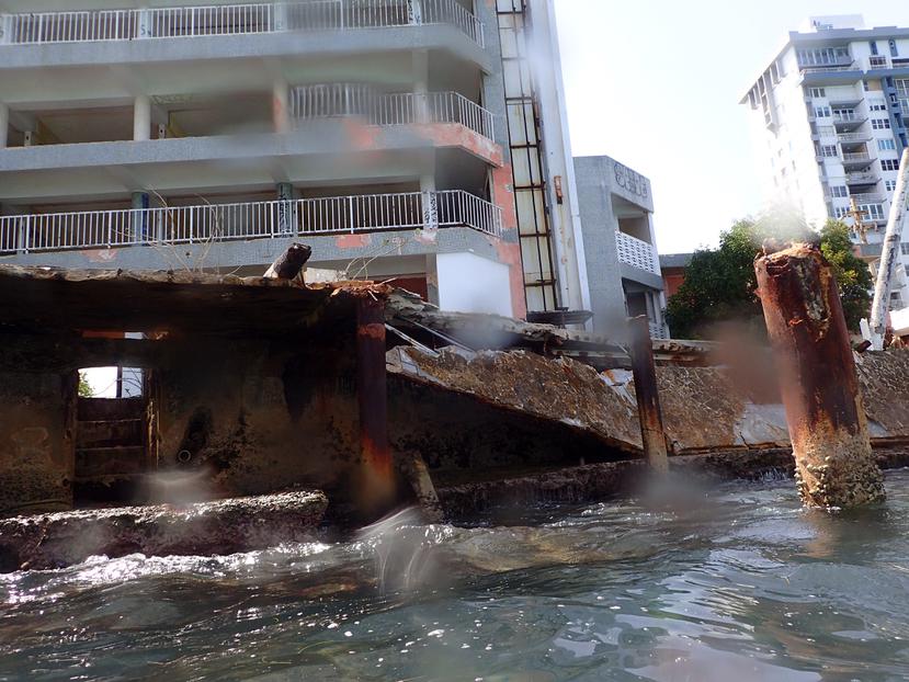 En días recientes, una plataforma (“deck”) del antiguo Hotel Empress, en la playa de Isla Verde, se desplomó y cayó al agua.