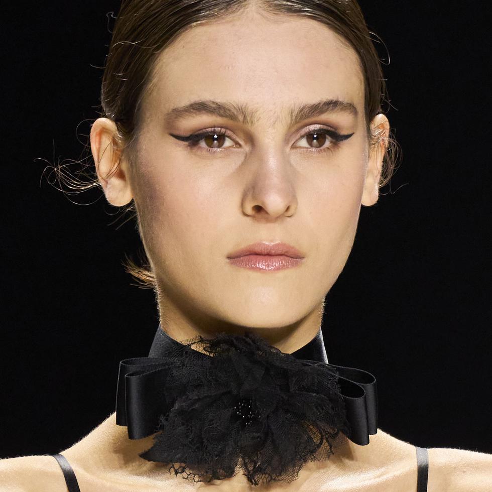 ¿Por qué no sustituir el clásico collar por una cinta con lazo a modo de “choker” tal como lo hizo Dolce & Gabbana?  