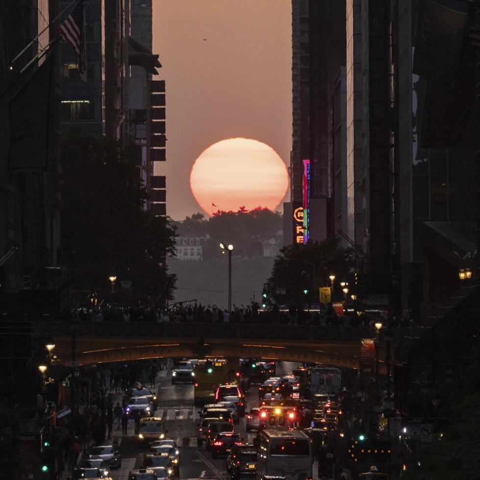 El Sol se oculta entre los edificios de 42nd Street en Nueva York durante el fenómeno conocido como "Manhattanhenge".