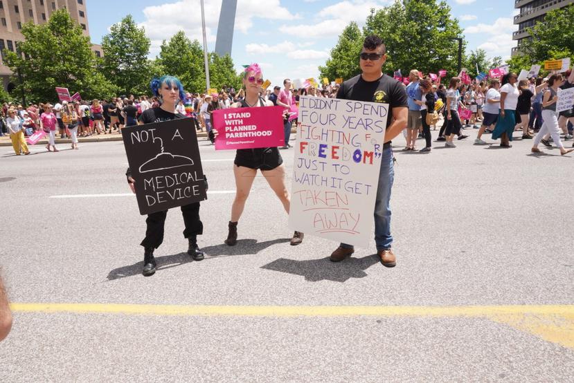Varias personas protestan por los derechos de aborto, en una fotografía de archivo.