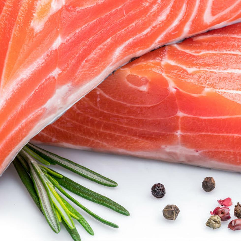 De todas las proteínas de fuente animal, el pescado es bajo en grasas saturadas y alto en ácidos grasos omega 3. (Shutterstock)