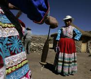 Mujeres del pueblo de Sibayo, caminan en el Cañón del Colca en el departamento de Arequipa en los Andes peruanos, es uno de los más profundos e impresionantes del mundo, acoge un proyecto piloto de turismo rural en Perú, que permite convivir con los campesinos andinos y además contribuye a paliar la extrema pobreza. Este país trabaja en promociones que privilegian la salud como un valor agregado que el turista recibe y que puede exigir.