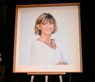 Un retrato de Olivia Newton-John en el escenario del Hamer Hall del Centro de Artes de Melbourne, donde familiares, amigos y celebridades homenajearon este domingo la memoria de la artista. EFE/EPA/JAMES ROSS AUSTRALIA AND NEW ZEALAND OUT
