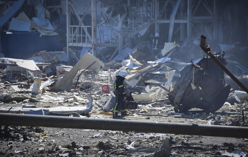 Un bombero ucraniano trabaja cerca de un edificio destruido a las afueras de Odesa, Ucrania, el martes 10 de mayo de 2022.