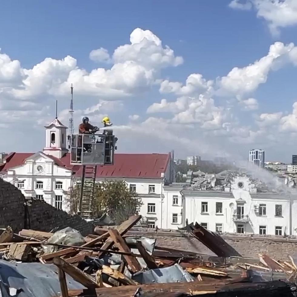 En esta imagen, tomada de un video distribuido por el Servicio de Emergencias ucraniano, bomberos trabajan en el tejado del teatro Taras Shevchenko dañado durante una ataque ruso sobre la ciudad de Cherníhiv, Ucrania, el 19 de agosto de 2023. (Servicio de Emergencias de Ucrania vía AP)