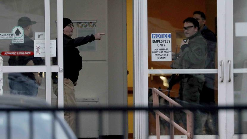 Agentes de policía trabajan en una entrada del hospital Mercy el lunes 19 de noviembre de 2018, en Chicago, luego de un tiroteo en el interior. (Zbigniew Bzdak/Chicago Tribune vía AP)